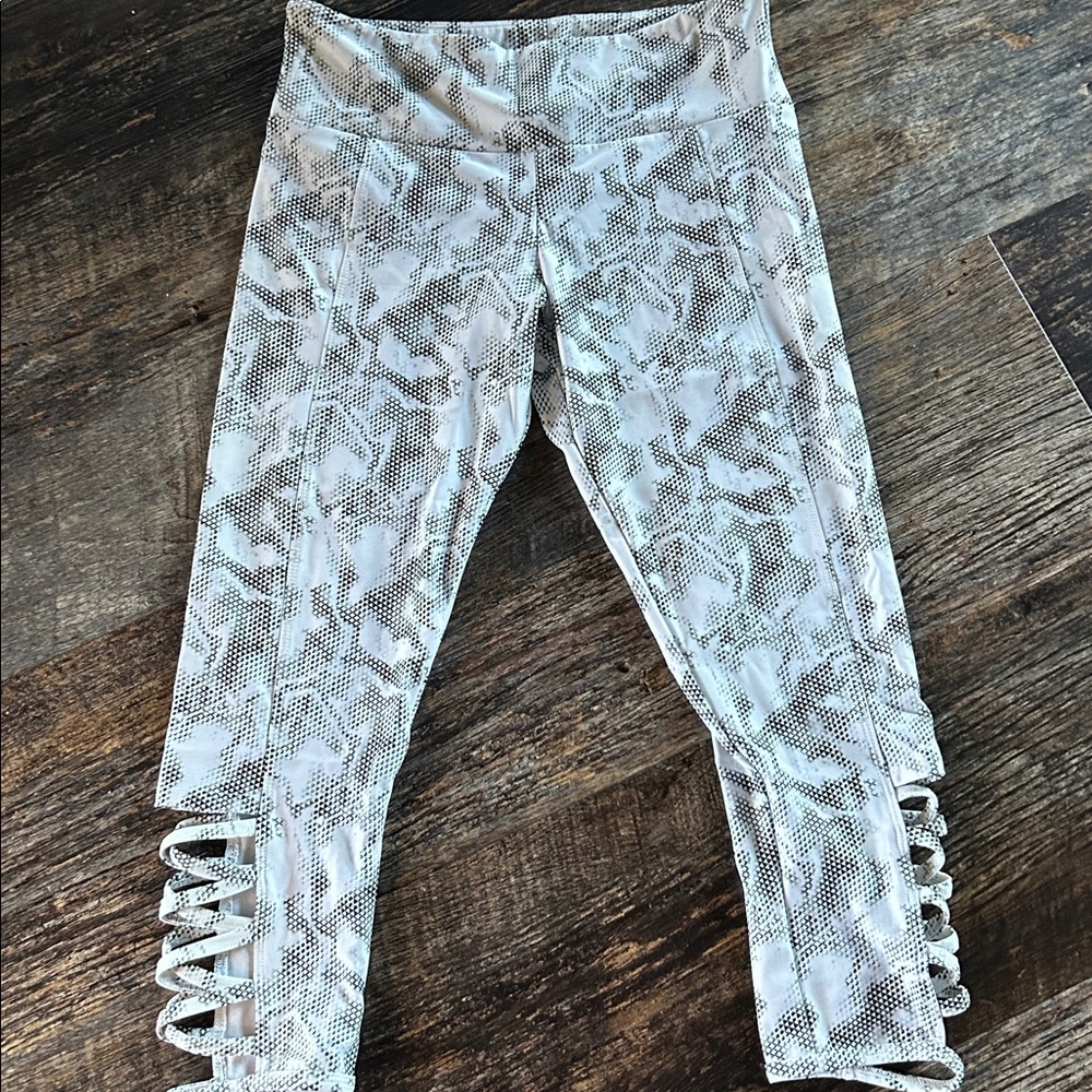 Onzie Women's Snake Print Cropped Leggings Size M/L